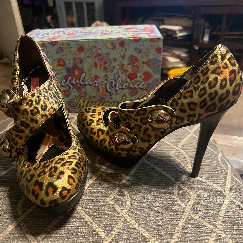 Super hot Betsy Johnson leopard heals size 8